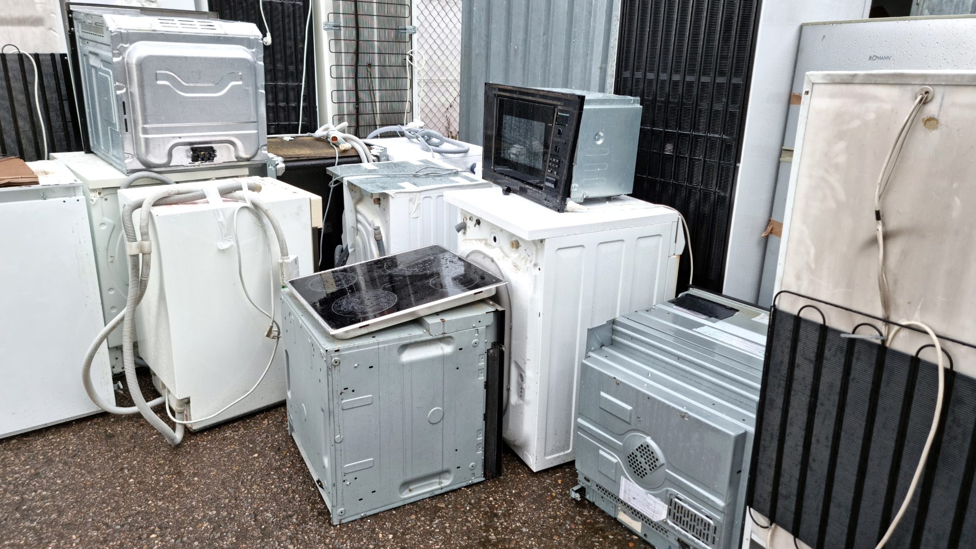 A bunch of appliances that are sitting on the ground